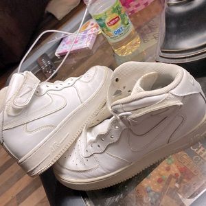 I am selling mids Air Force 1s and they need a little clean up but that’s all